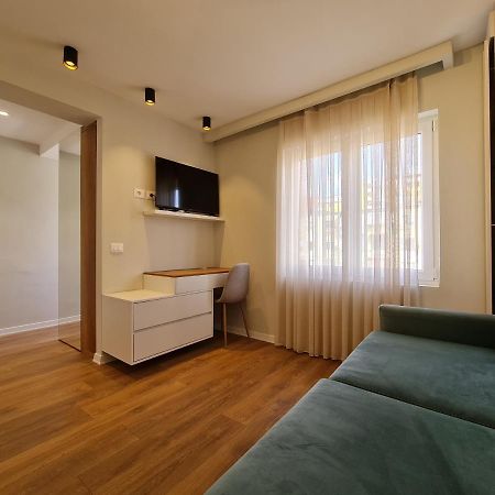 Adore - Modern Studio Tirana Bagian luar foto